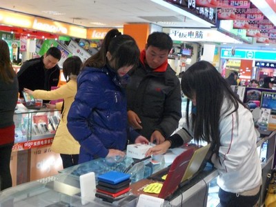寒假數(shù)碼消費熱潮 合肥“學(xué)生一族”追捧時尚電子產(chǎn)品，傳統(tǒng)文具市場煥新機
